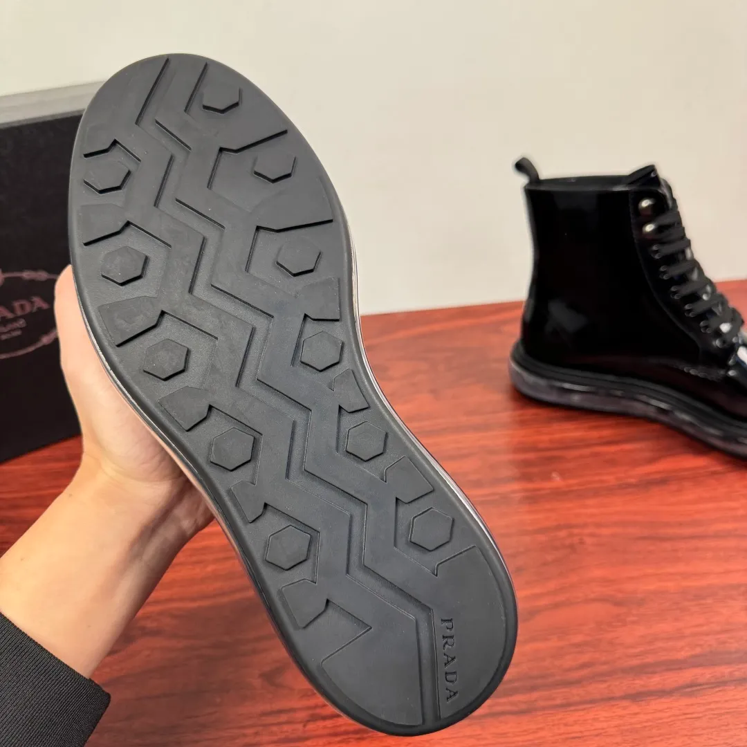 Batch 1020 Prada/Prada classic men's high-top air-cushion casual leather shoes, business formal leather shoes! Exclusive new air-cushion short boots for autumn and winter. Made in Guangdong, please pay attention to the details and pursue high quality. Italian original open-edge bead/matte calfskin styles are available. Low-key luxury, geometric tailoring, motorcycle imported from Germany, precision stitching, simple glossy surface, classic European and American style, clear water chestnuts, extended lace-up upper to better fit the shape of the foot, classic silver metal triangle logo details on the side, simple glossy surface, standard formal wear, full calfskin interior, exclusive gold label foot pads from P family, heel webbing heel, upper foot is stable and comfortable, original ultra-soft air cushion outsole, silver label PRADA letter logo decoration on the heel, rubber bottom layer wrapping, high comfort Excellent anti-slip performance, stitching technology, no slipping off the sole, more durable, 3.5CM thick sole, more adaptable, can enter and exit various occasions, fine workmanship, clear edges and corners of the shoe shape, perfect as a work of art, quality assurance, complete package! Size: 38-39-40-41-42-43-44 Leather shoe size Item number: 2TG242 Open edge beads